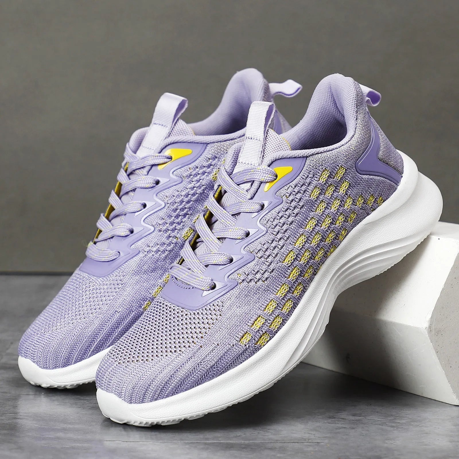 Women's Flyknit running shoes with striped pattern and mesh lining in lavender purple colour