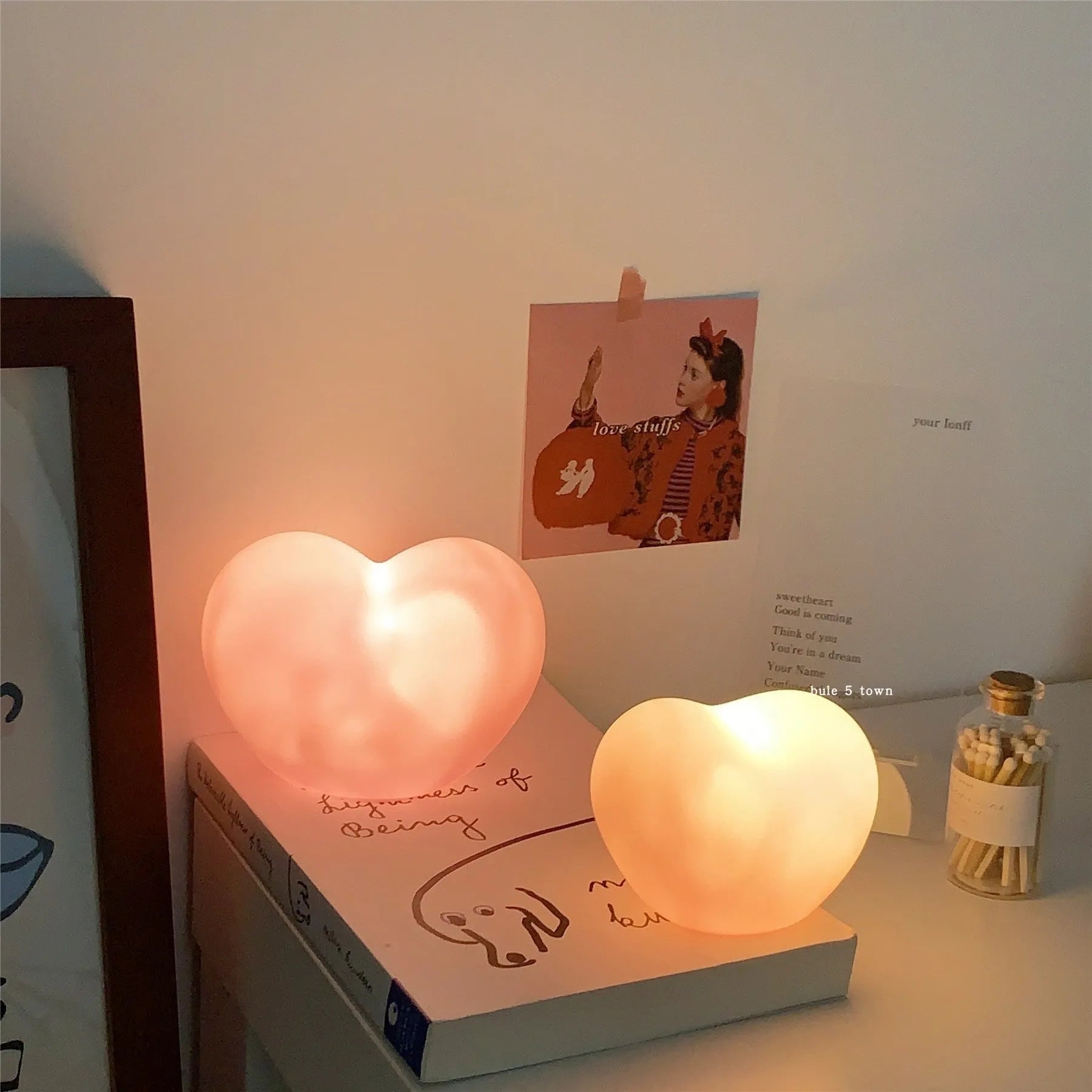 Vinyl atmosphere lamp emitting warm glow light, available in pink or white colours with battery operation