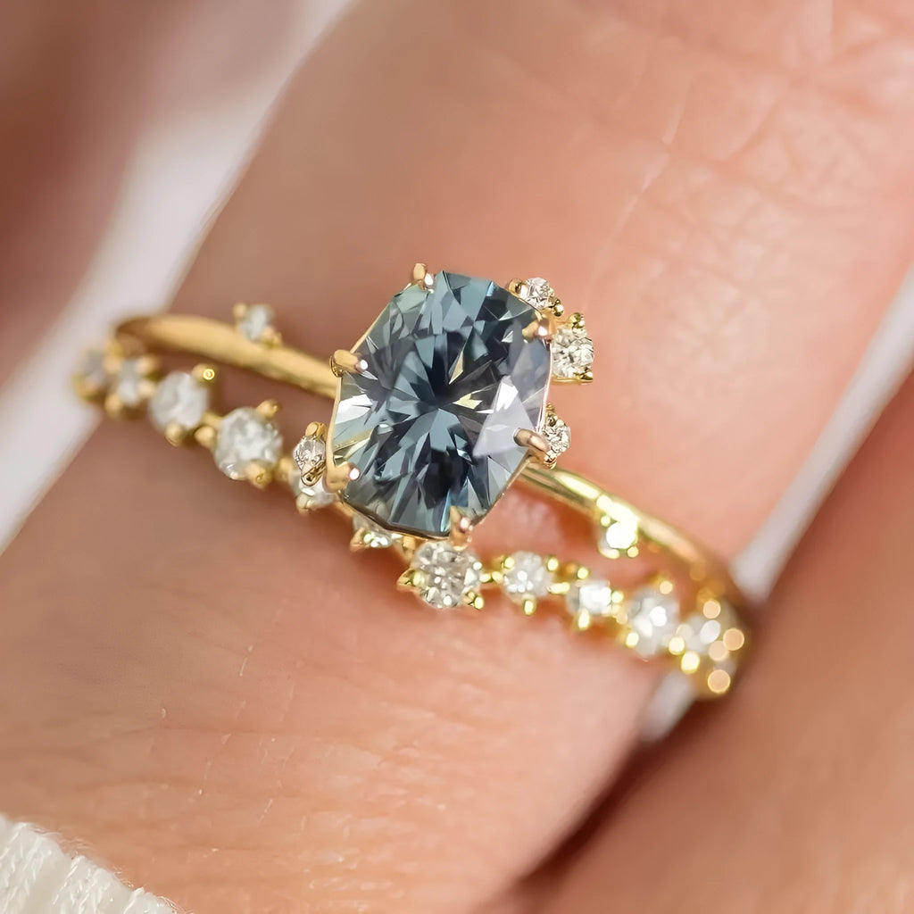Gold-coloured women's ring with a green zircon stone in a flower-shaped setting.
