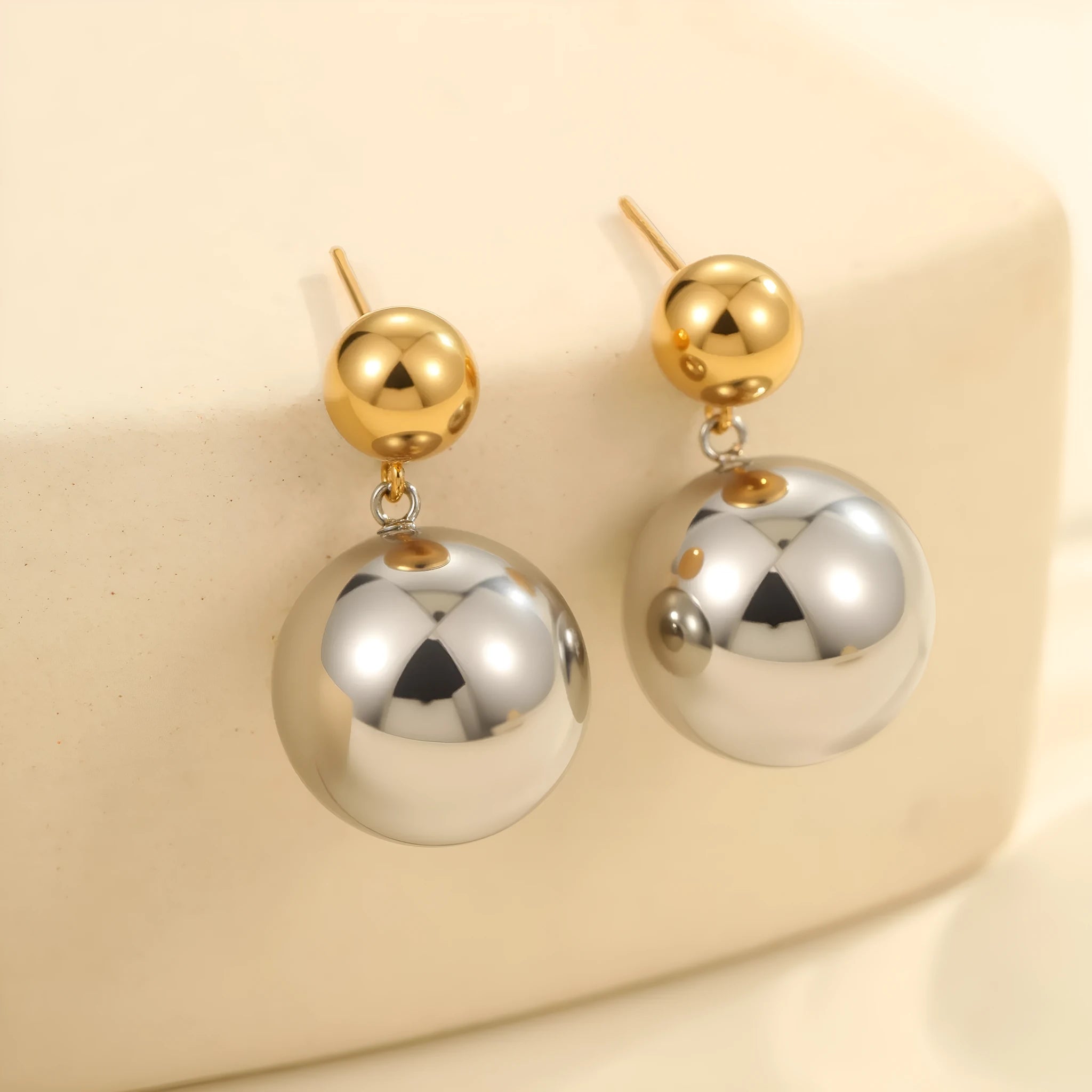 Women's geometric ear studs with colour-block design and round bead elements