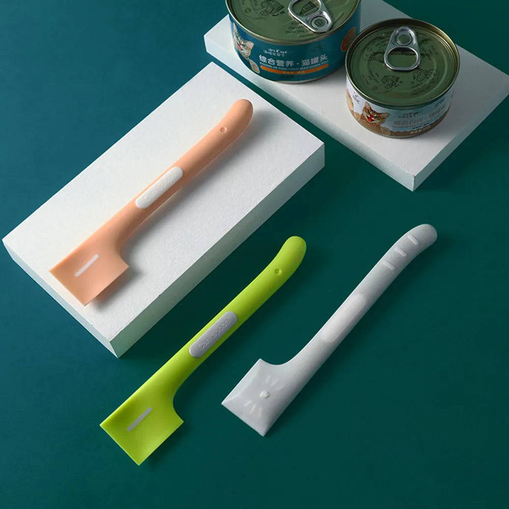 Long handle pet feeding spoon with right-angle head for scraping canned wet food