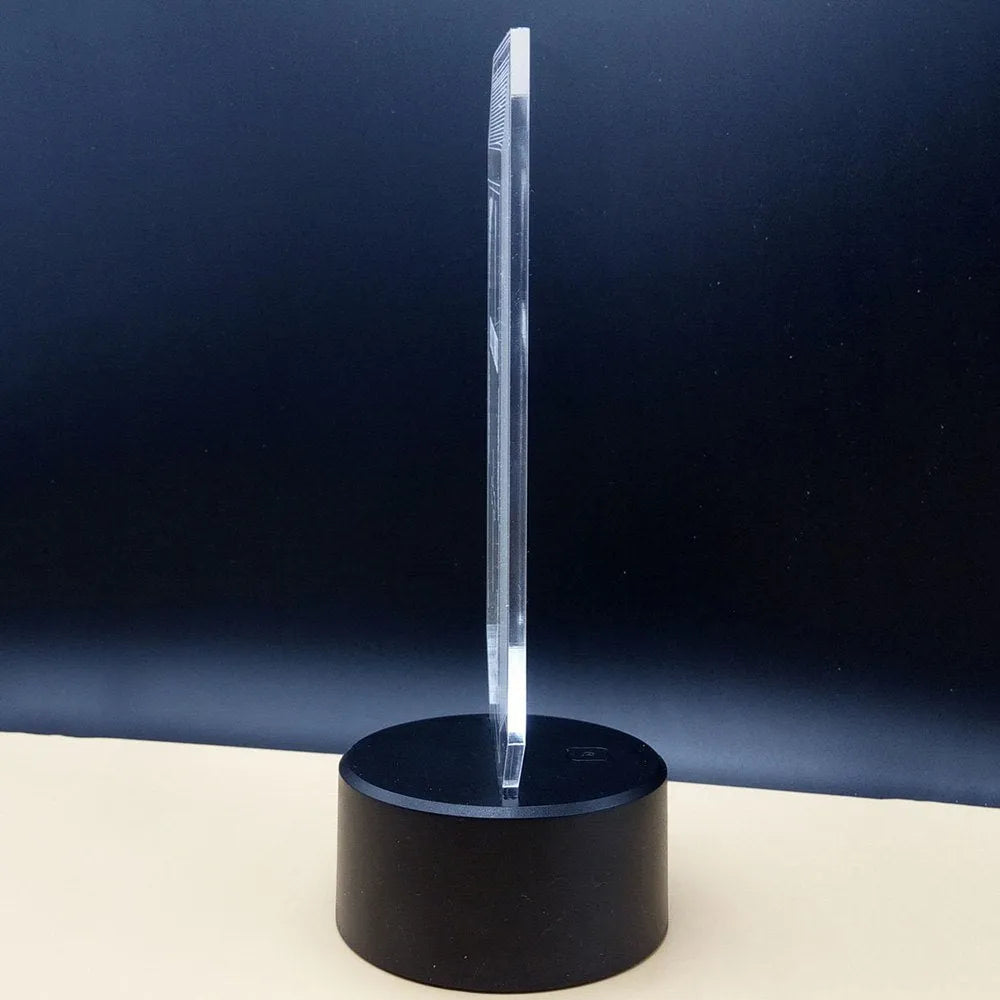 Brain-shaped 3D illusion LED desk lamp with multicolour light projection on acrylic plate and remote control.