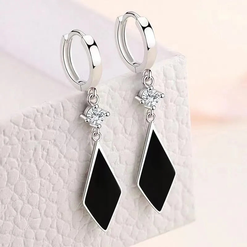 Silver vintage diamond shaped ear clip made of zinc alloy with geometric design