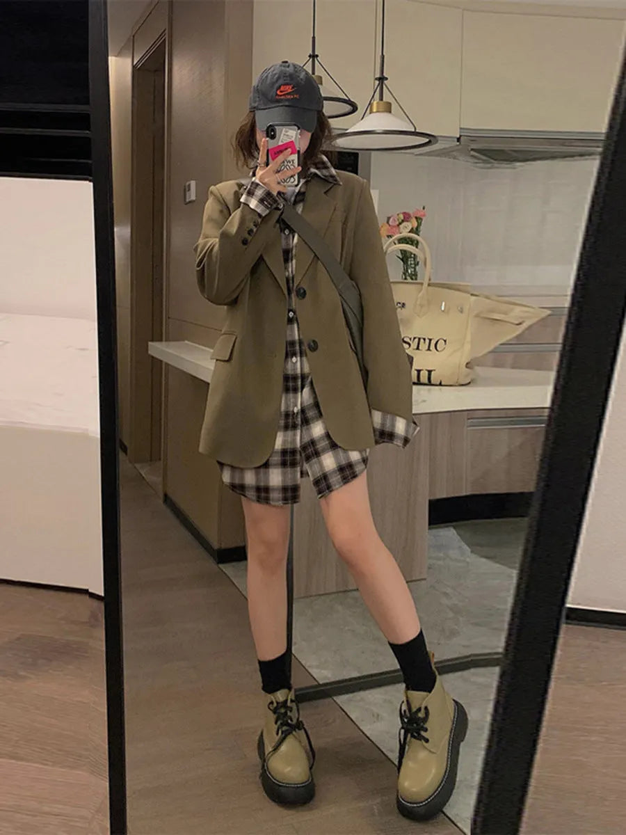 Korean style solid colour polyester suit jacket with long sleeves and a pocket.