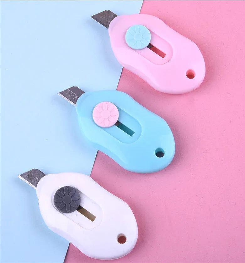 Cartoon-design art knife with plastic and metal construction for manual production