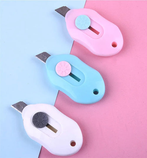 Cartoon-design art knife with plastic and metal construction for manual production