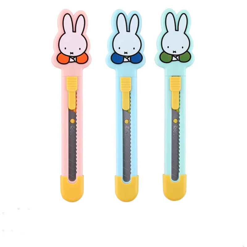Cartoon-design art knife with plastic and metal construction for manual production