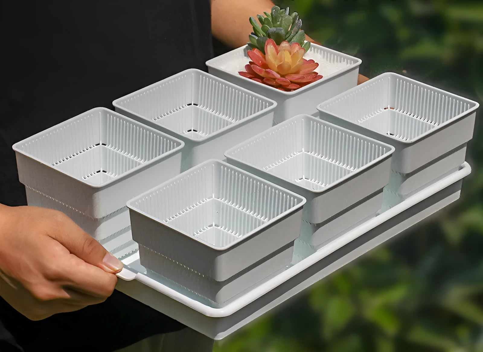 Meishi black and white resin flower pot set with tray for succulents and indoor plants.