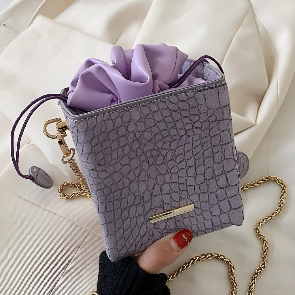 Small Korean-style women's messenger bag with fashion chain strap in bucket shape design