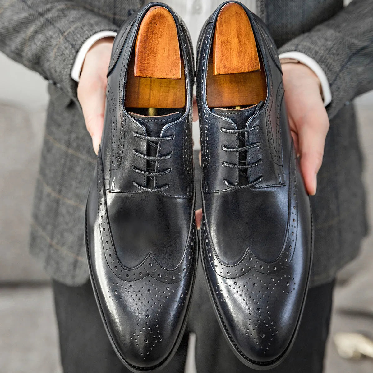 Men's burgundy pointed toe brogue business shoes with carved patterns and lacing