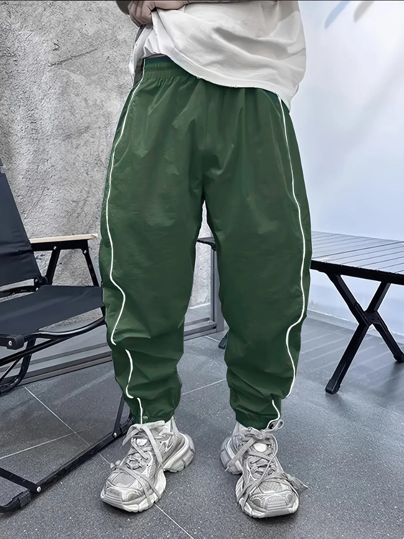 Men's bamboo fibre sports trousers in cropped length with high elasticity construction