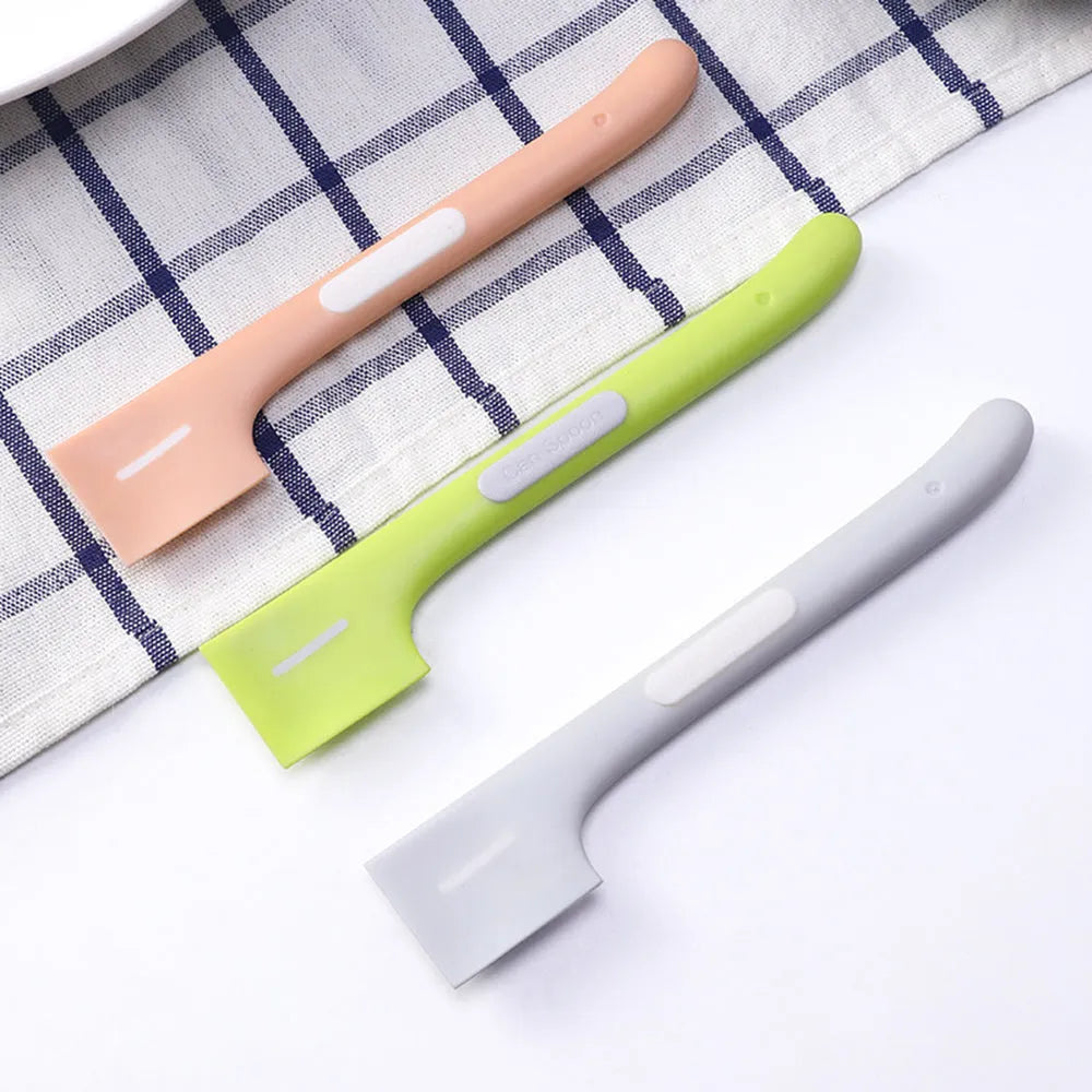 Long handle pet feeding spoon with right-angle head for scraping canned wet food