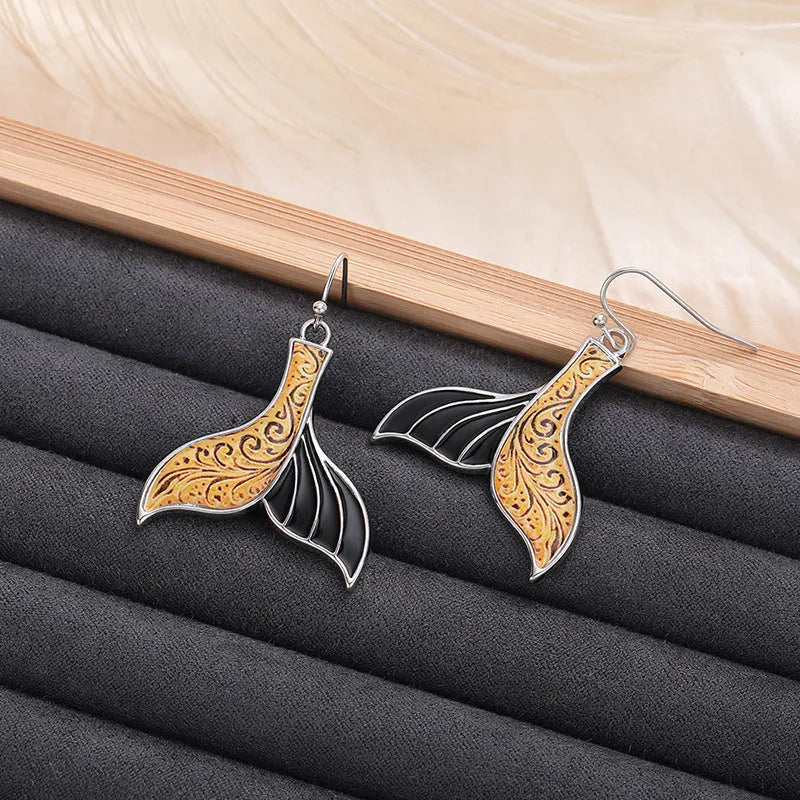 Women's fishtail earrings with whale motif in white gold colour retro style design