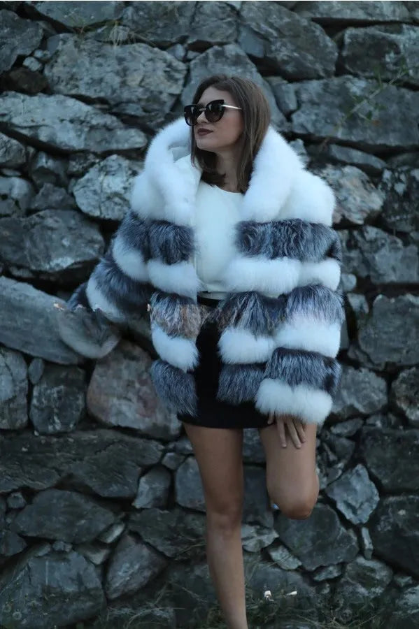 A loose-fitting women's street fashion coat with a detachable artificial fur hood.
