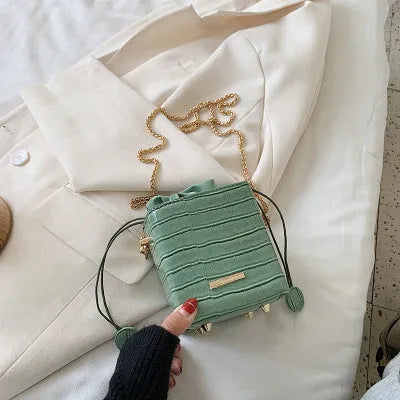 Small Korean-style women's messenger bag with fashion chain strap in bucket shape design