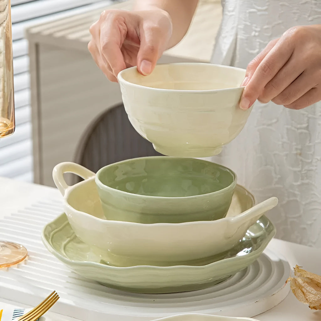 Solid colour modern ceramic tableware set of seven pieces in a gift box.