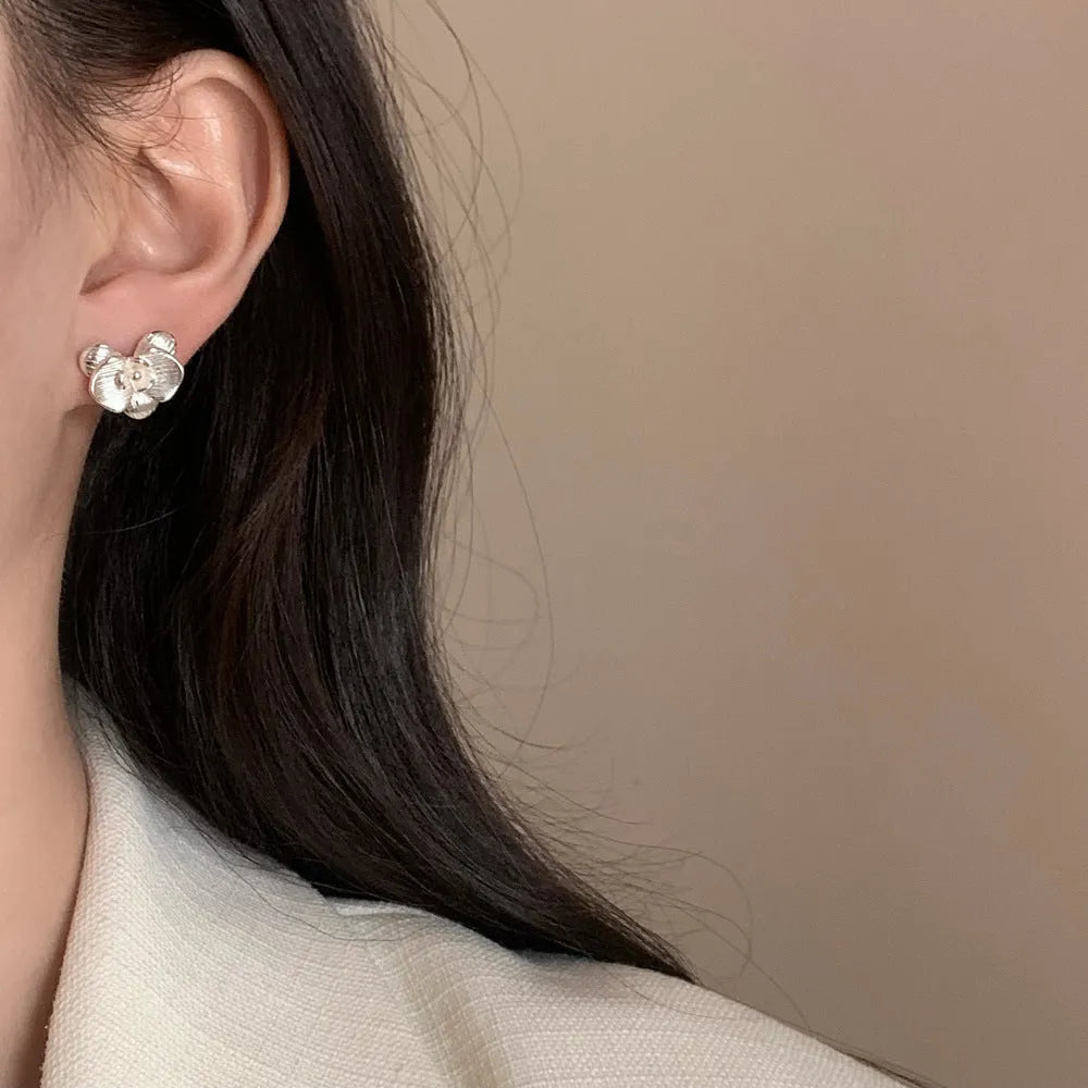 Retro flower earrings with copper construction and electroplated gold or silver finish