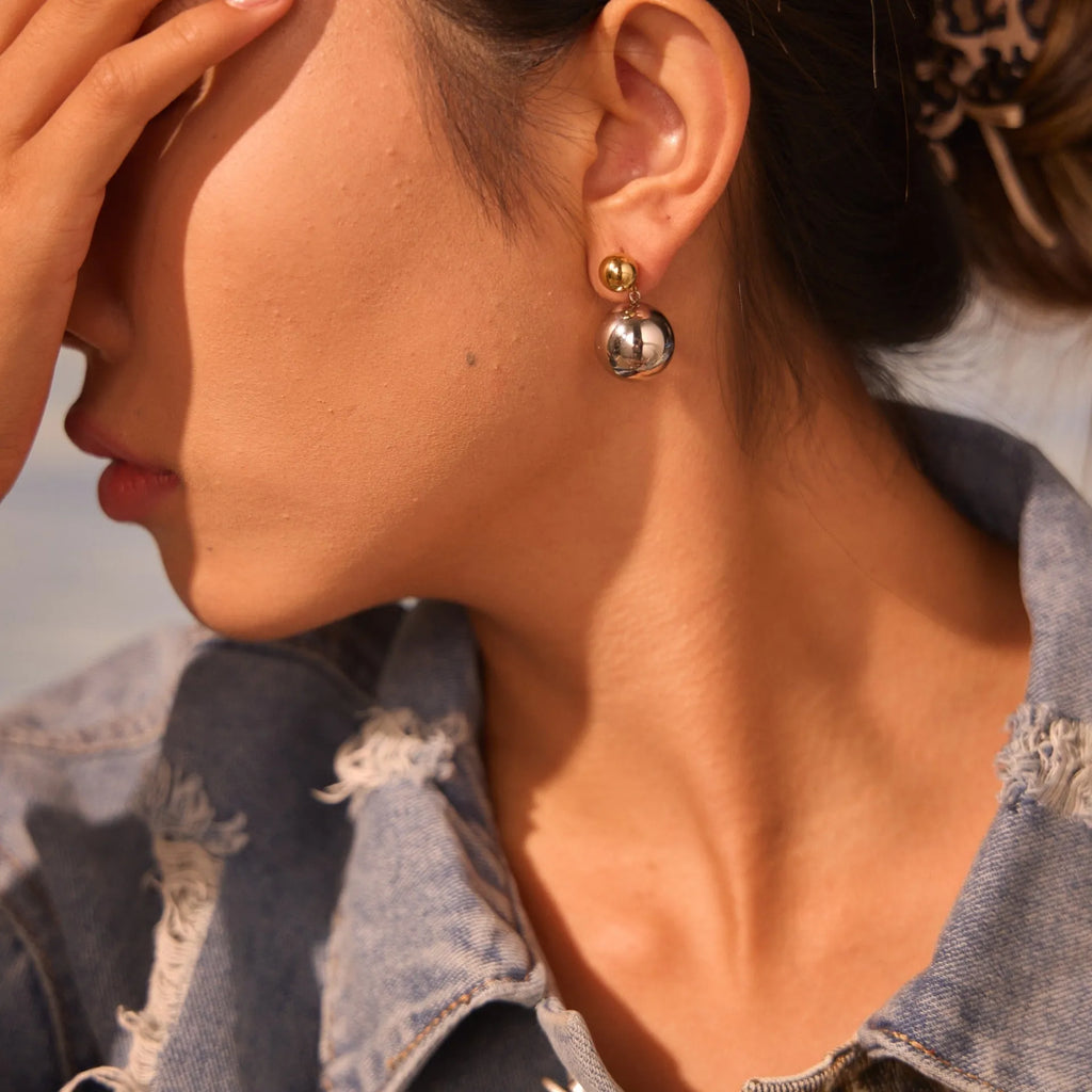 Women's geometric ear studs with colour-block design and round bead elements