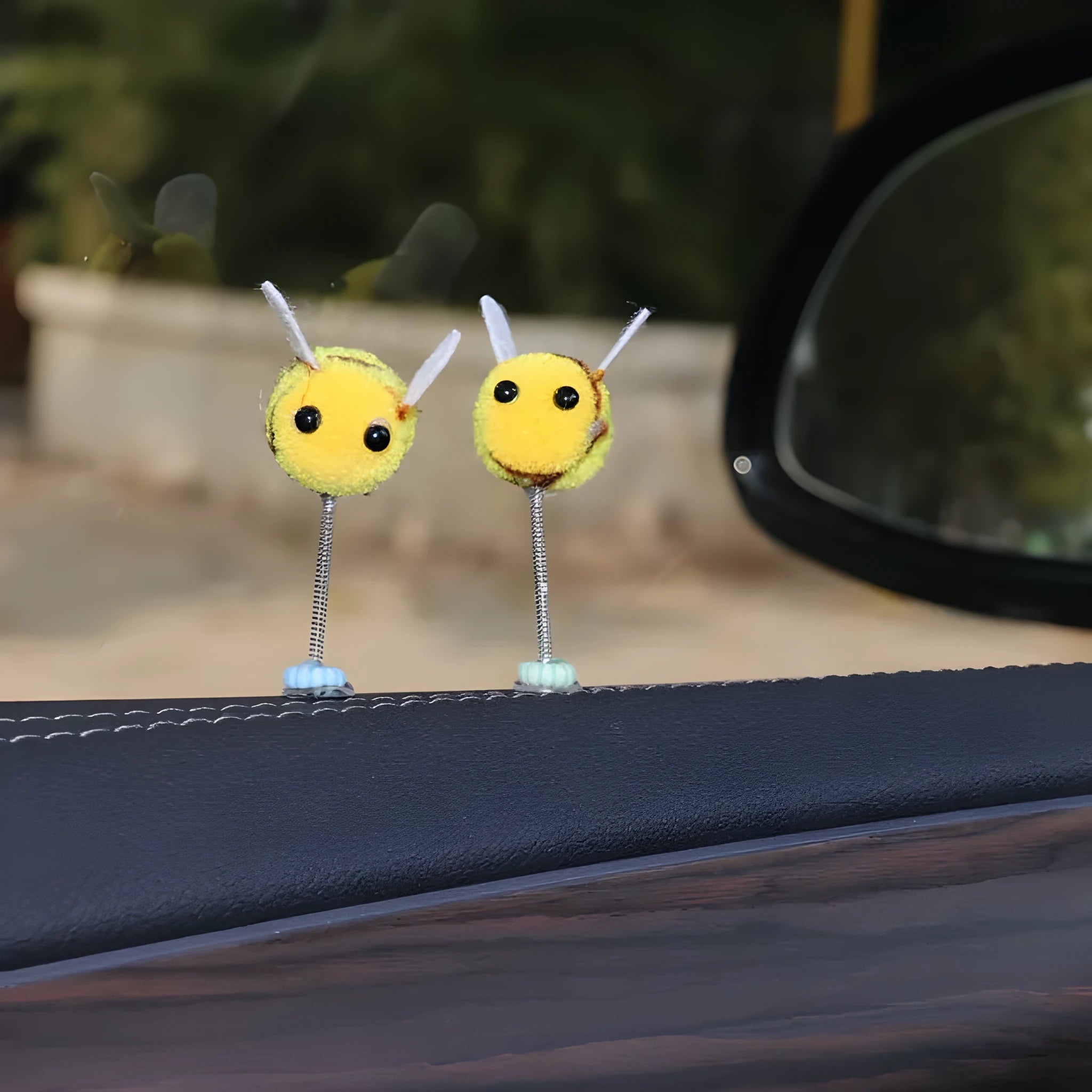 Swing Spring Bee car decoration - 3cm cartoon bee ornament with fur ball material