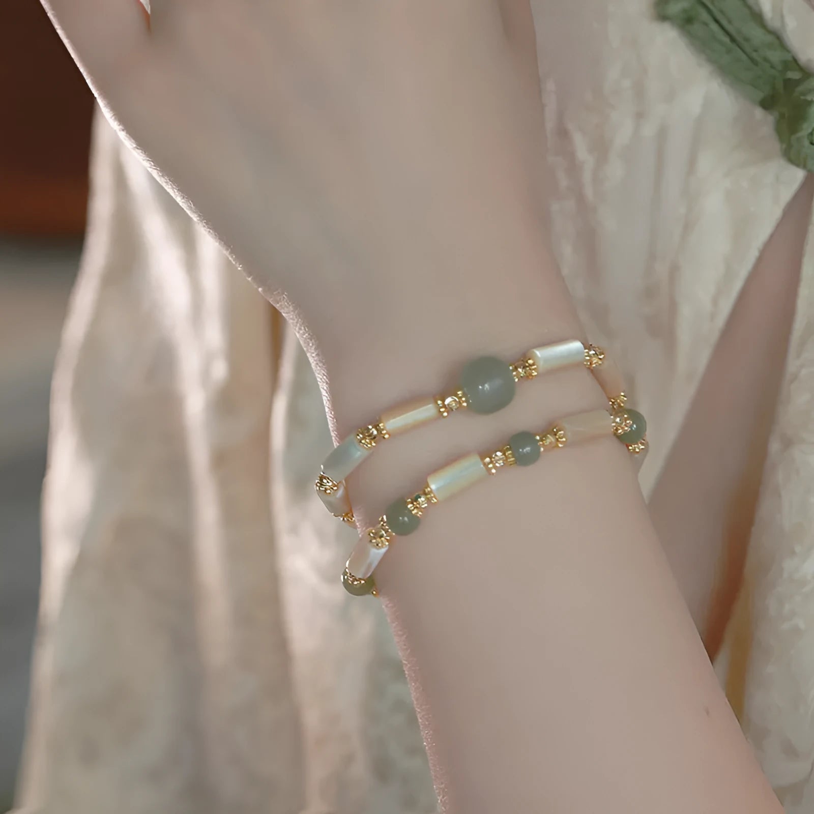 Natural Hetian jade white lip shell bracelet with round beads and simple geometric design