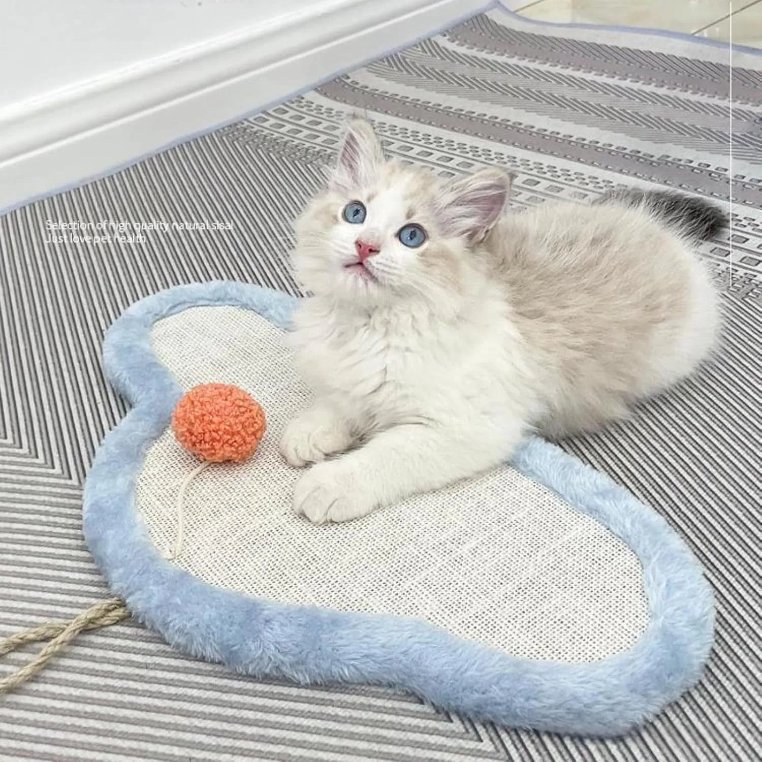 Wall mounted cat scratching mat with sleeping cat design in natural sisal material