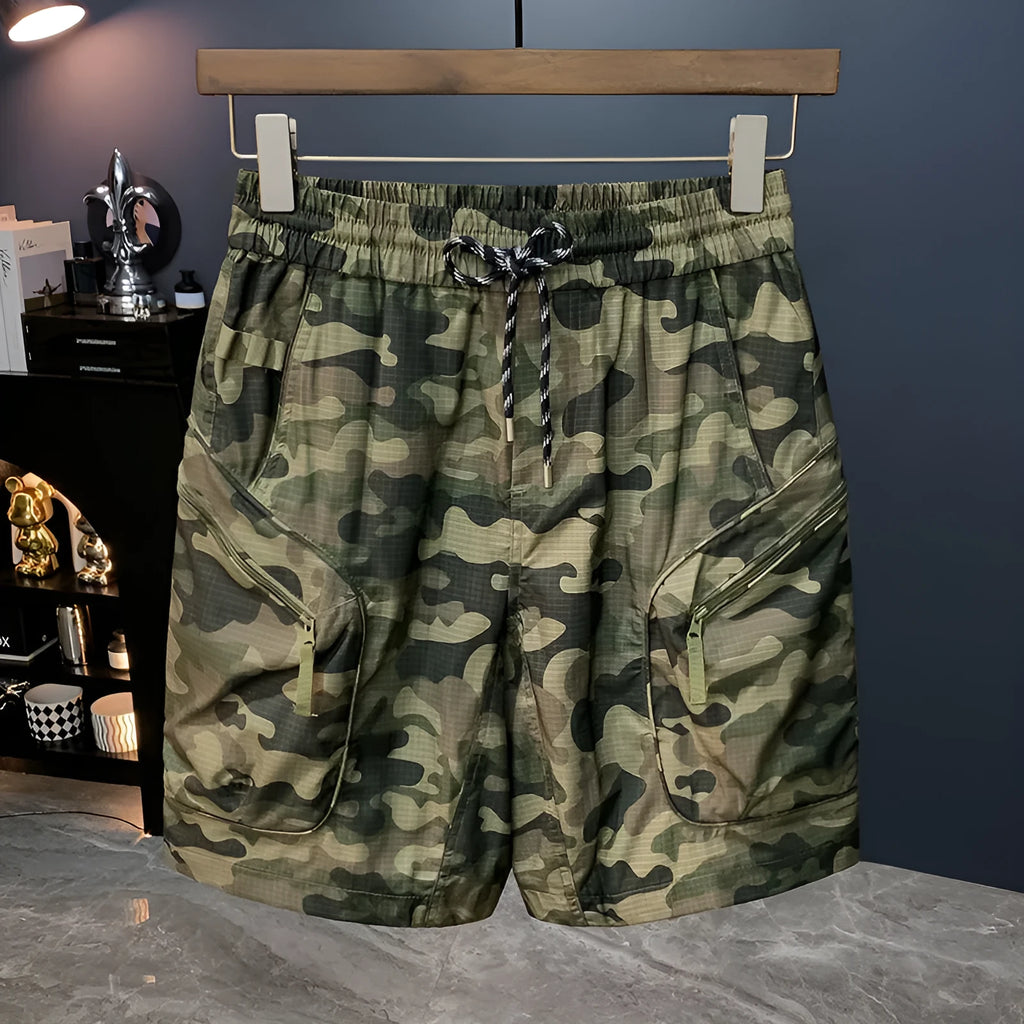 Men's camouflage cargo shorts in loose fit with pockets, shown in khaki colour.