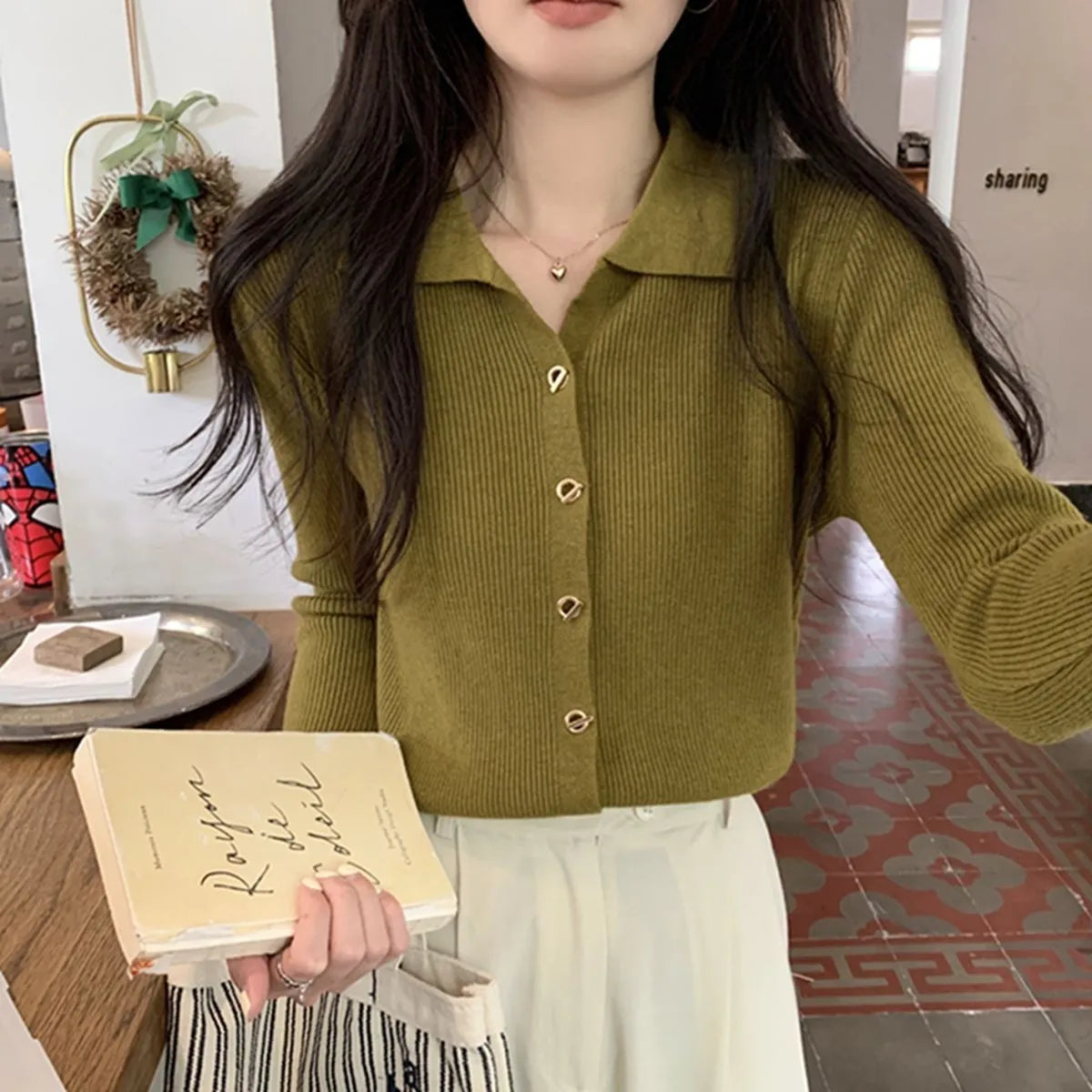 Women's knitted cardigan top in viscose fabric with long sleeves and loose fit