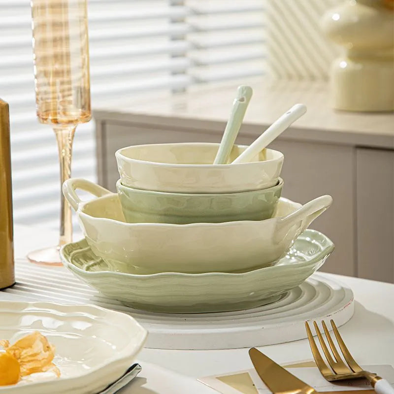 Solid colour modern ceramic tableware set of seven pieces in a gift box.