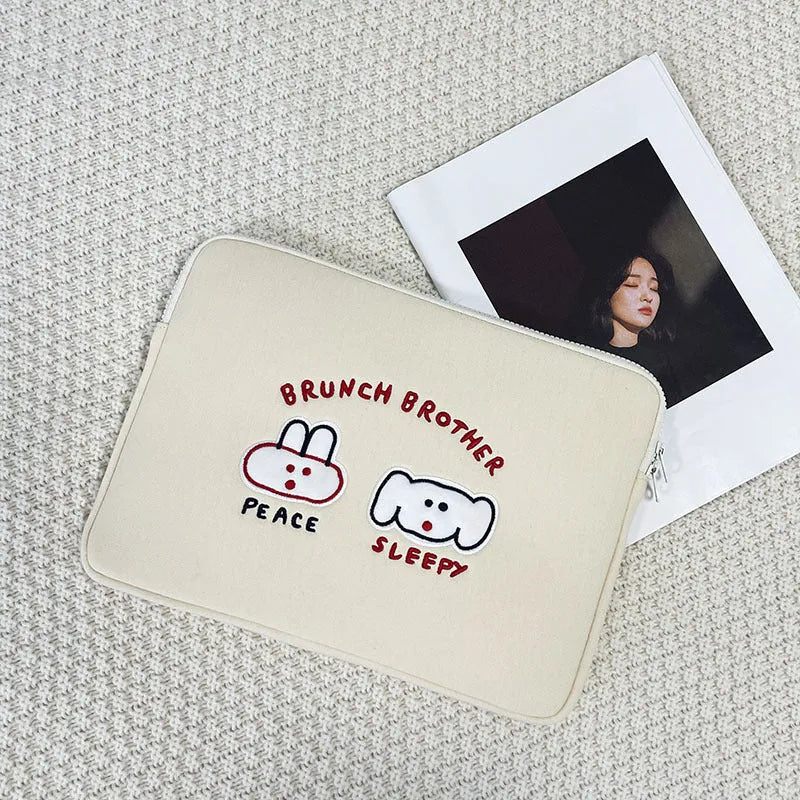 Embroidered laptop sleeve with animal pattern for 13.6-inch to 15.6-inch computers
