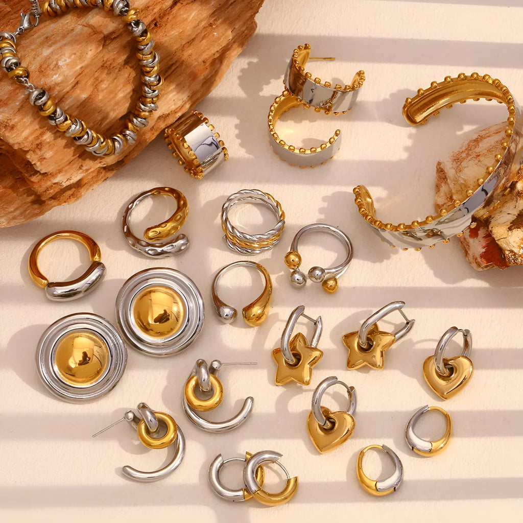 Gold electroplated stainless steel jewellery set comprising geometric earrings, bracelet and necklace.