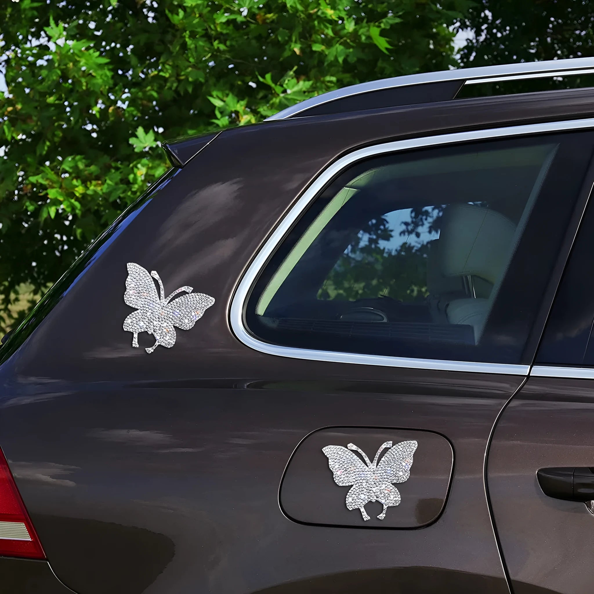Diamond-encrusted bear claw and butterfly car sticker on glass material measuring 7x6cm