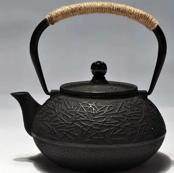 Japanese-style cast iron teapot with decorative enamel finish and 0.9-litre capacity