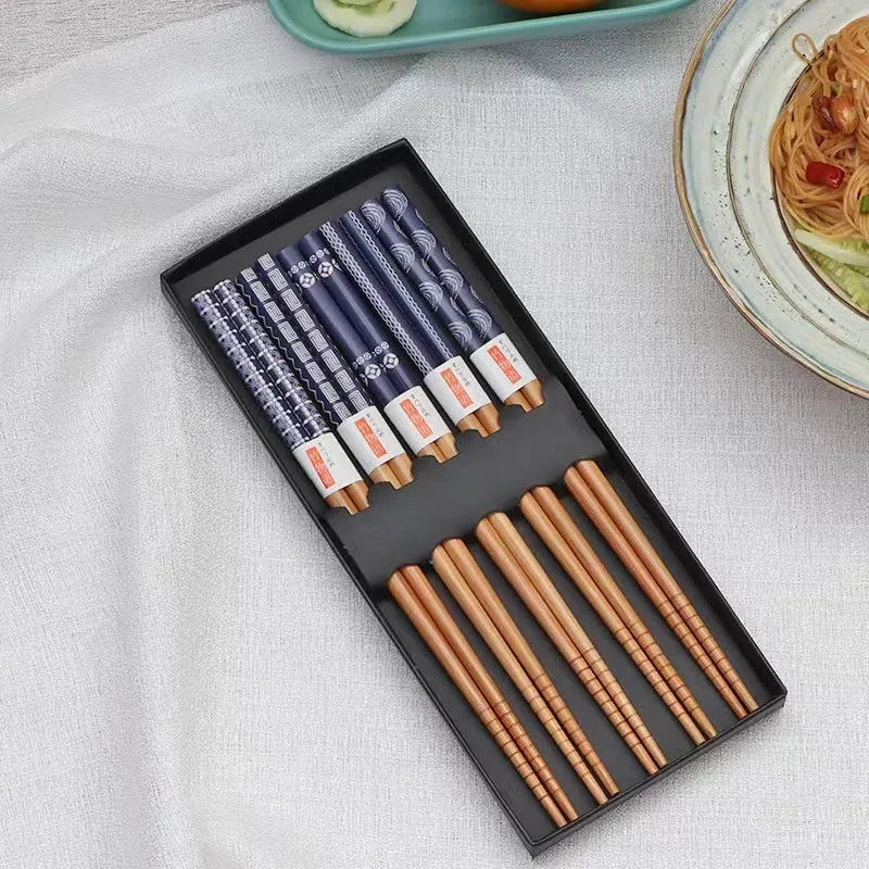 Japanese bamboo chopsticks set with five-colour lucky cat pattern and gift box packaging