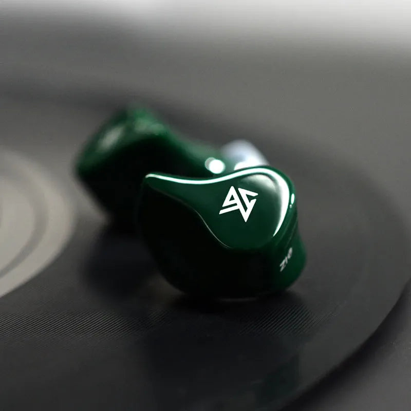 Z1 wireless Bluetooth in-ear headphones in black and green colour options.