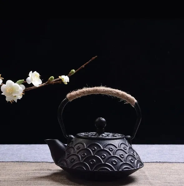 Japanese-style cast iron teapot with decorative enamel finish and 0.9-litre capacity