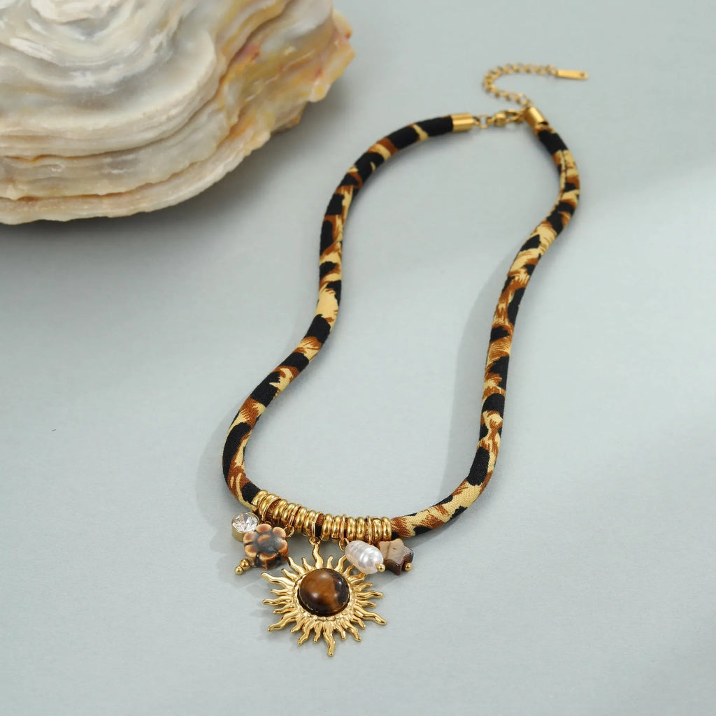 Women's stainless steel necklace with geometric leopard pendant on adjustable 41-50cm chain
