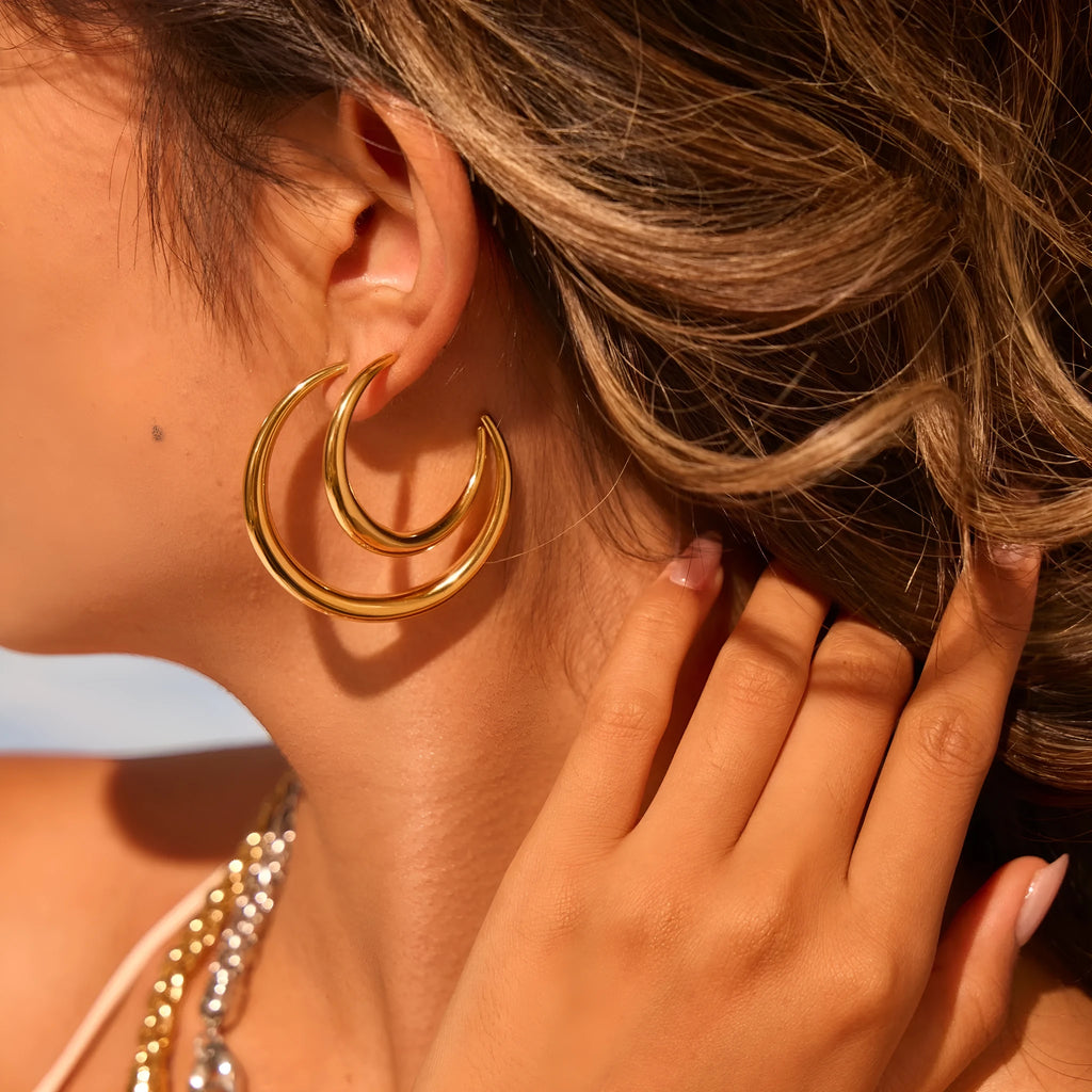 Geometric round hoop earrings in titanium steel with 18K gold plating, available in small and large sizes