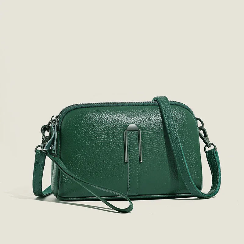 Women's genuine leather shoulder bag in horizontal square shape measuring 19x13x6cm