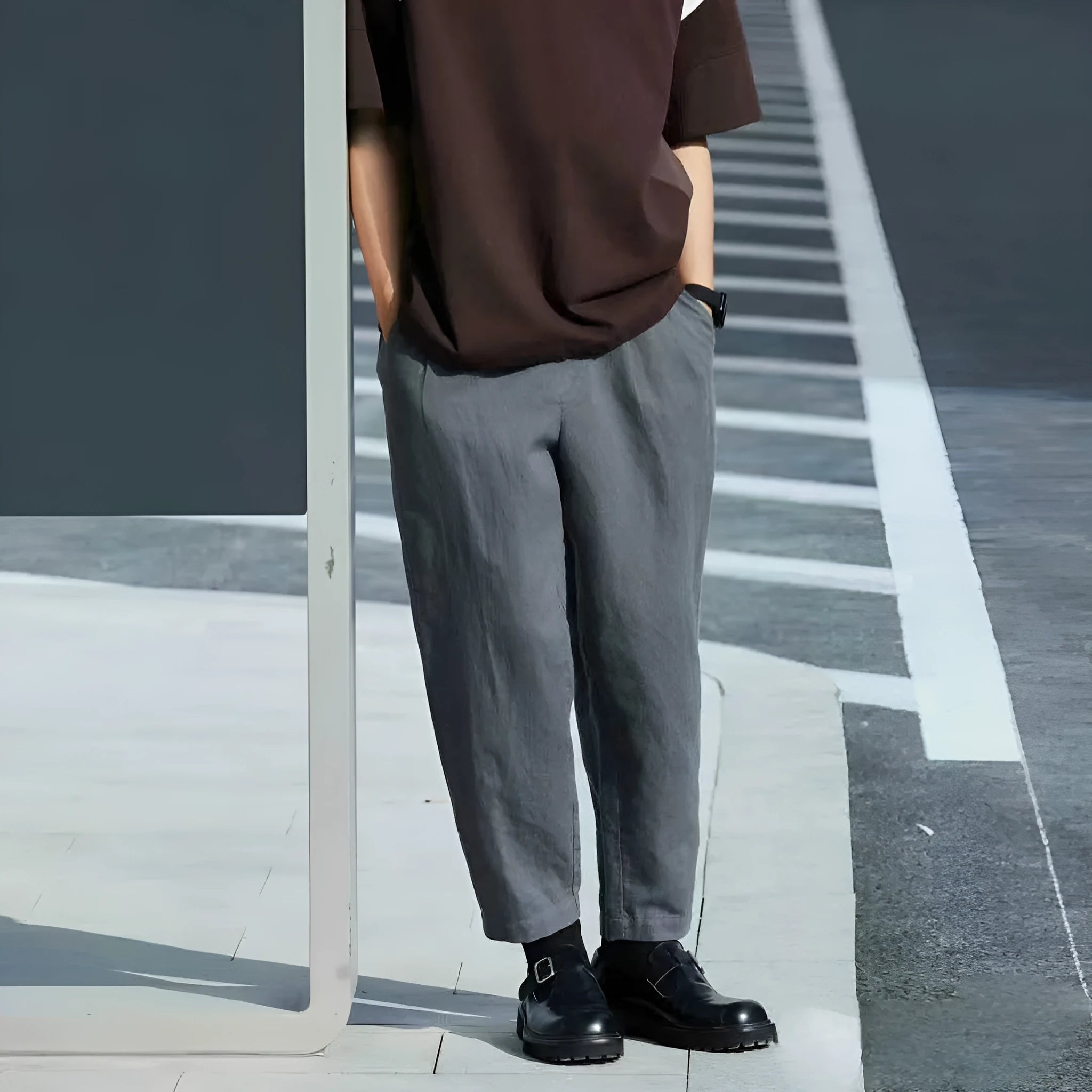 Men's loose straight casual pants in lightweight fabric with drawstring waistband