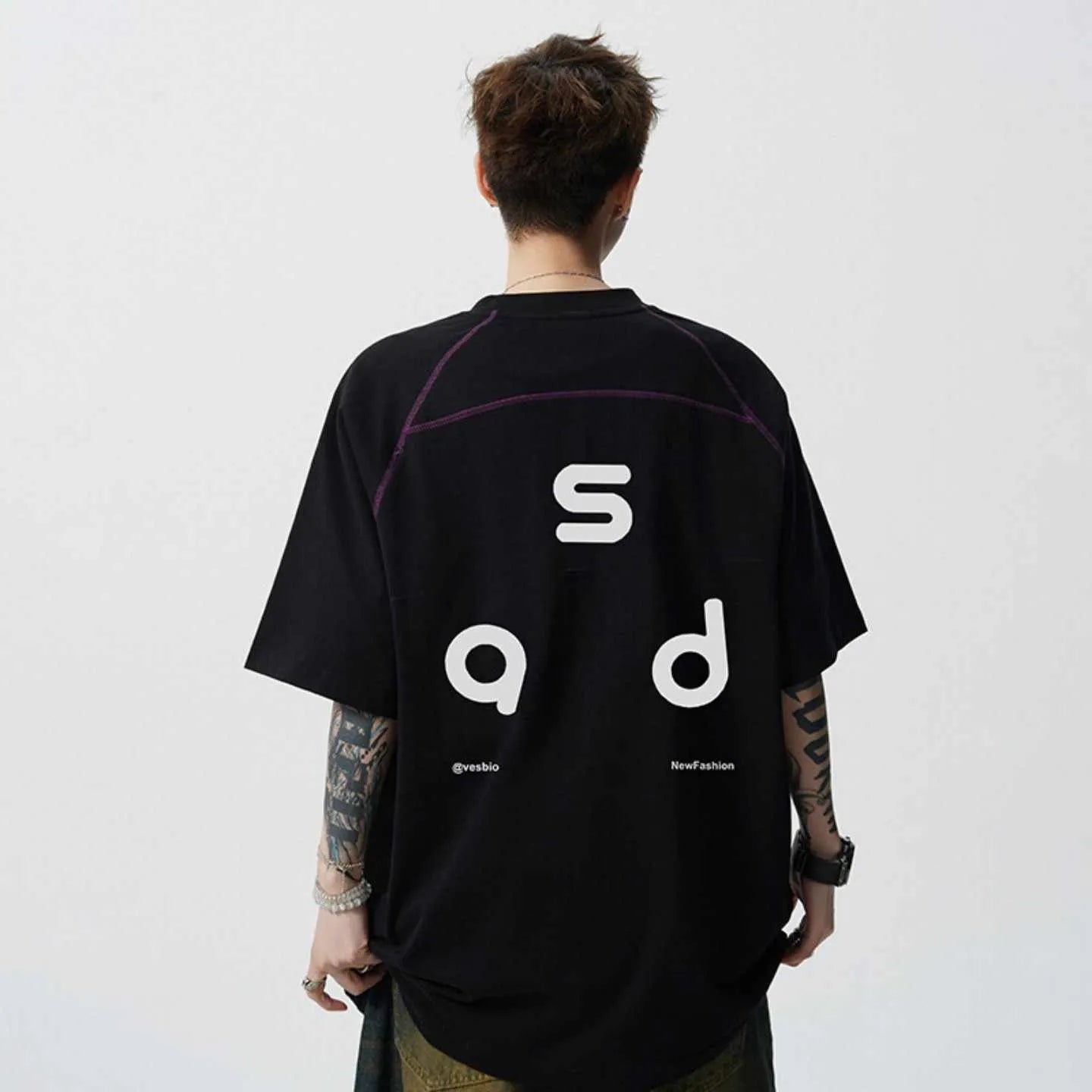 Cotton letter print short-sleeve t-shirt in loose fit with round neck collar in black and white colour options