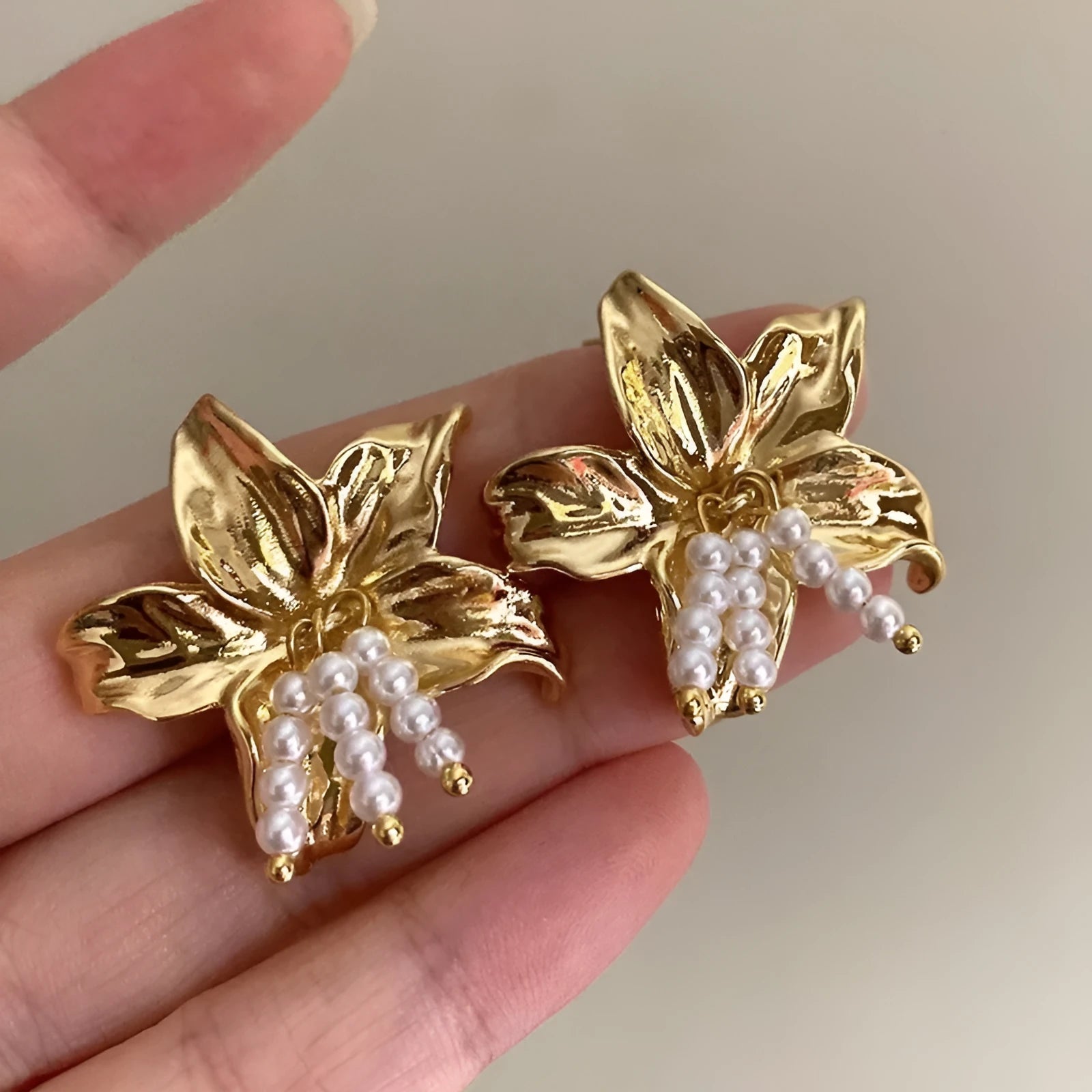 Gold H1795 metal floral earrings with detailed flower shape and niche style design