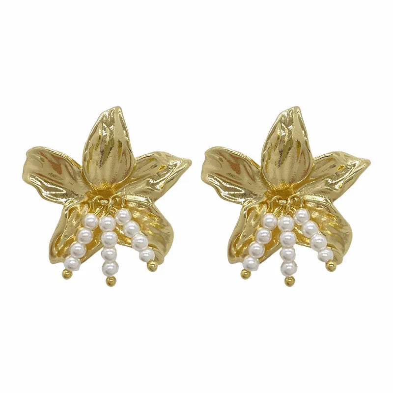 Gold H1795 metal floral earrings with detailed flower shape and niche style design