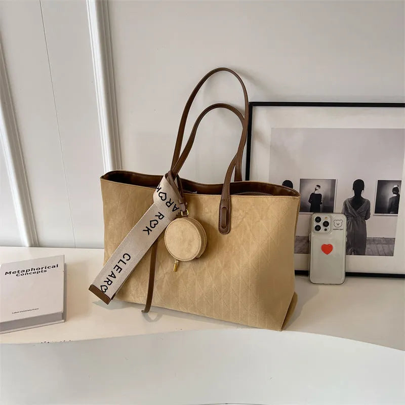 Casual large capacity polyester shoulder bag in horizontal square shape with zippered internal compartment