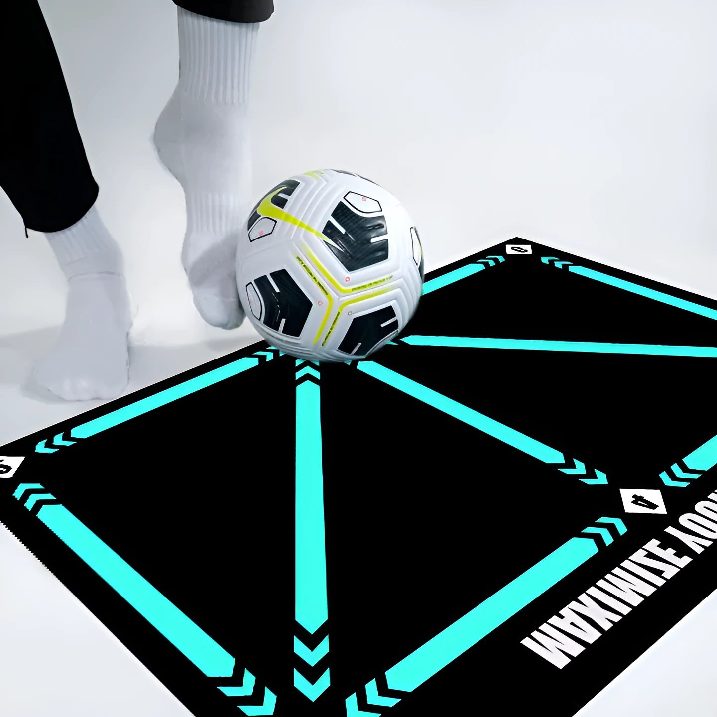 Indoor football skill lifting practice mat in cushion colour, made of rubber.