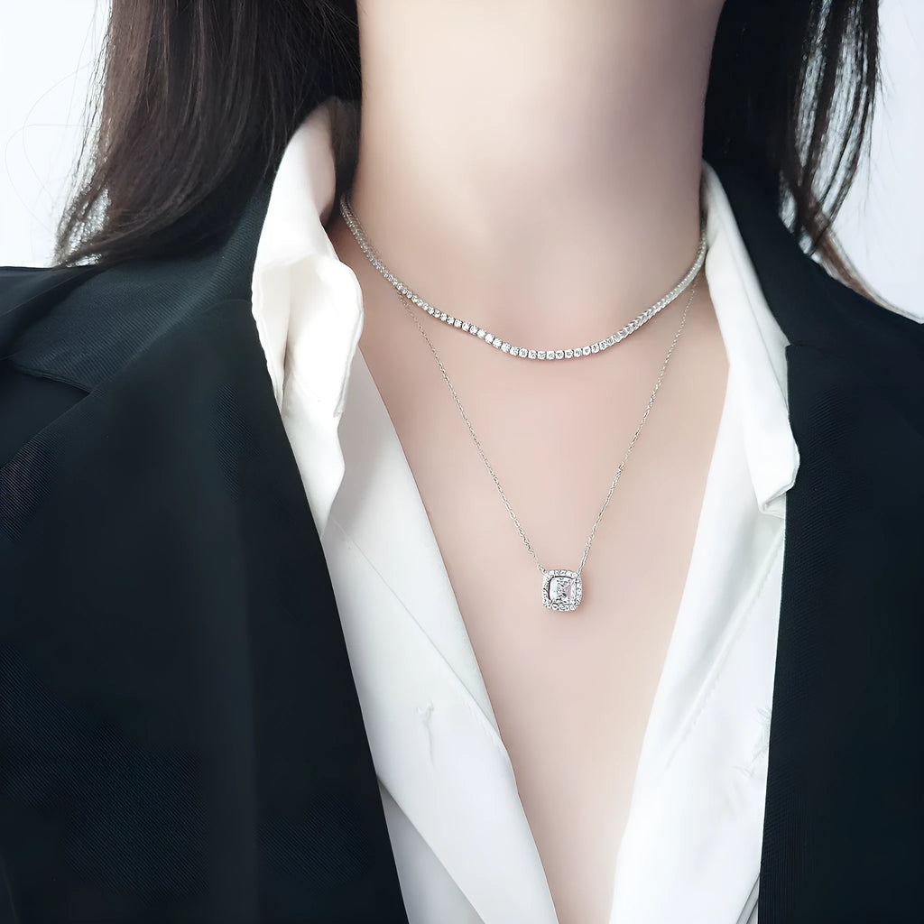 Women's sterling silver necklace with round pendant in bright silver colour