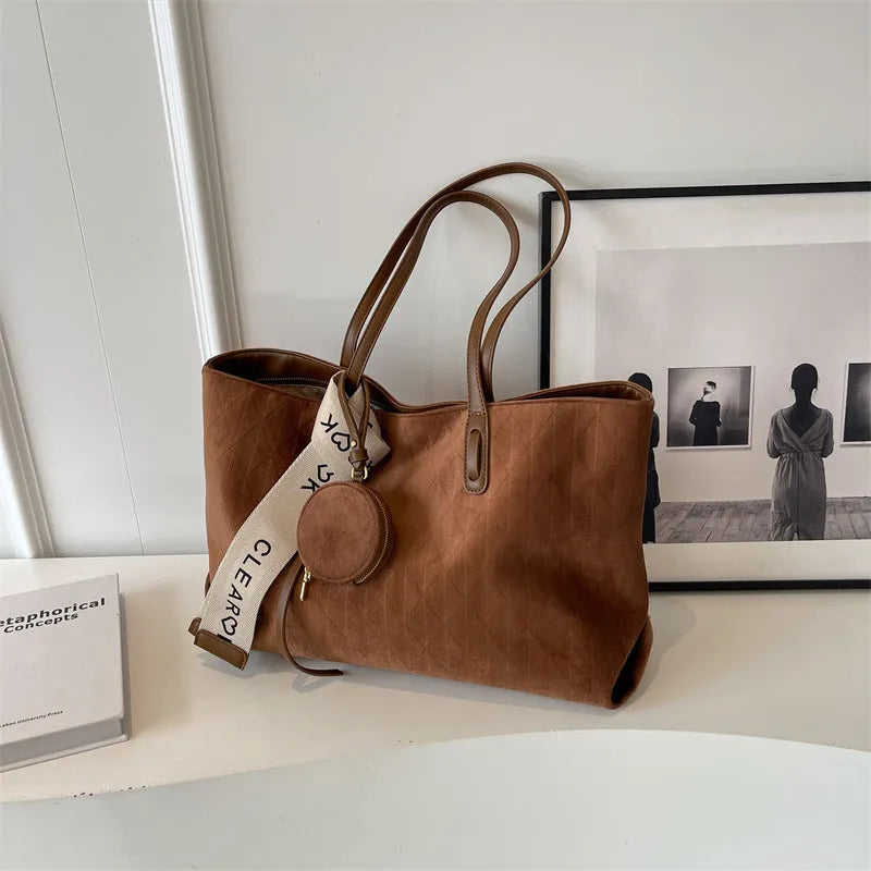 Casual large capacity polyester shoulder bag in horizontal square shape with zippered internal compartment