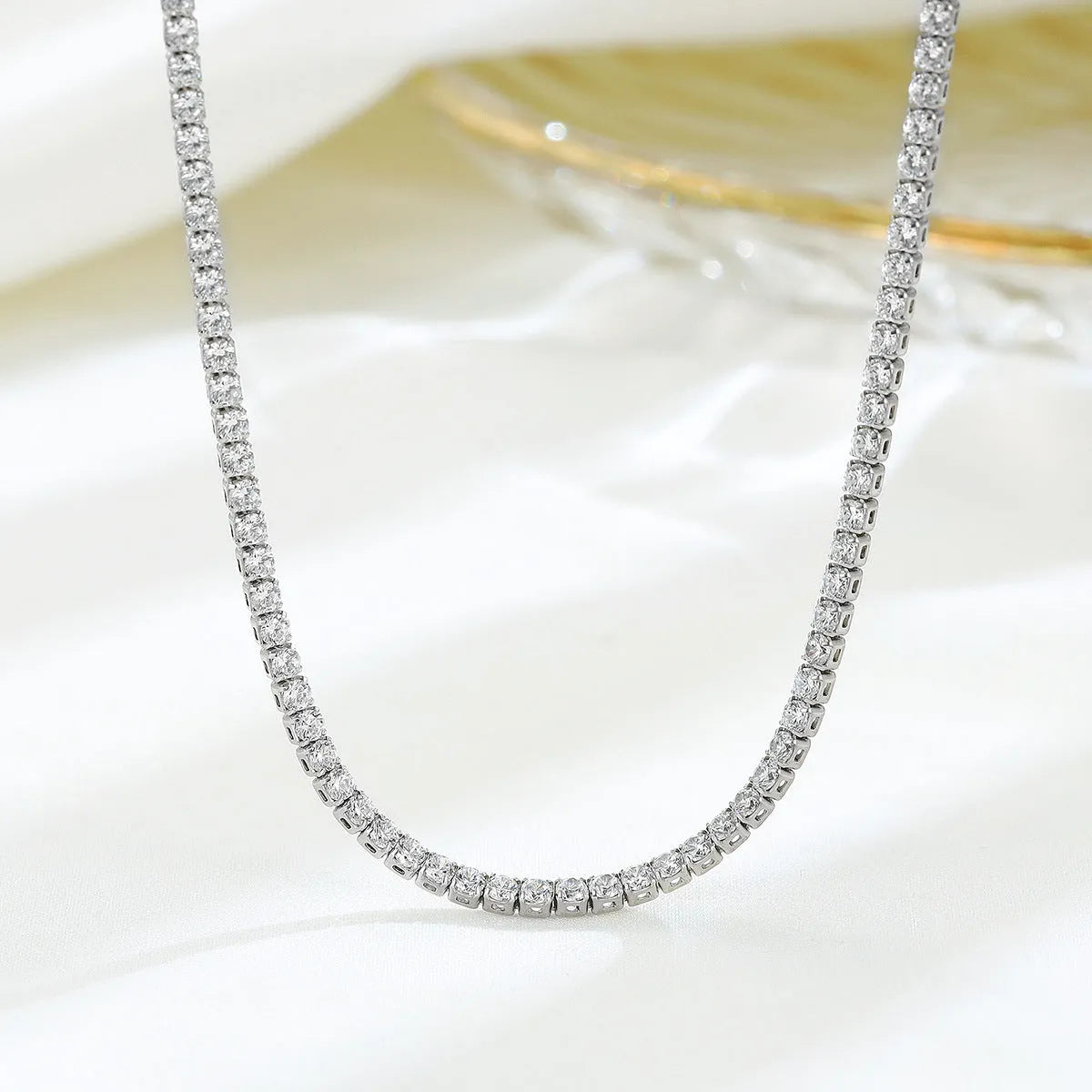 Women's sterling silver necklace with round pendant in bright silver colour