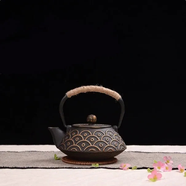 Japanese-style cast iron teapot with decorative enamel finish and 0.9-litre capacity