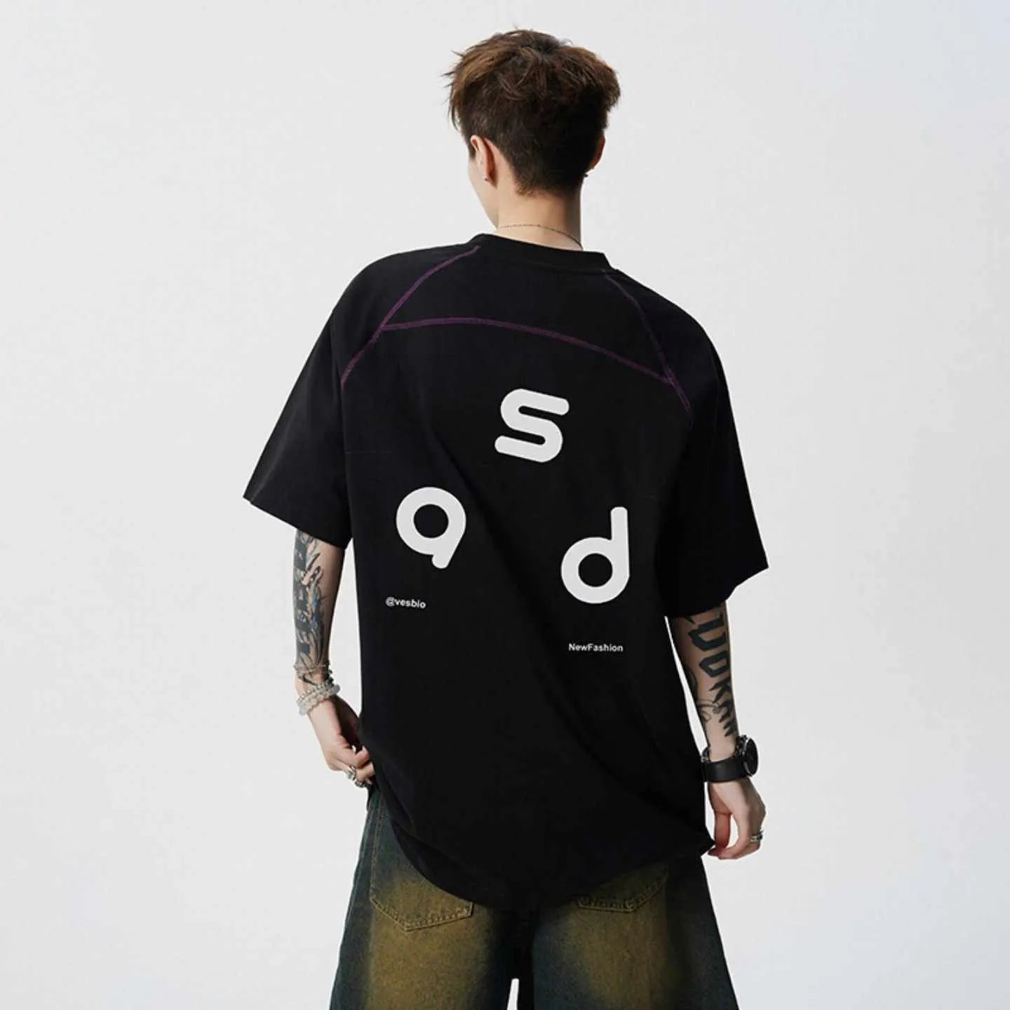 Cotton letter print short-sleeve t-shirt in loose fit with round neck collar in black and white colour options