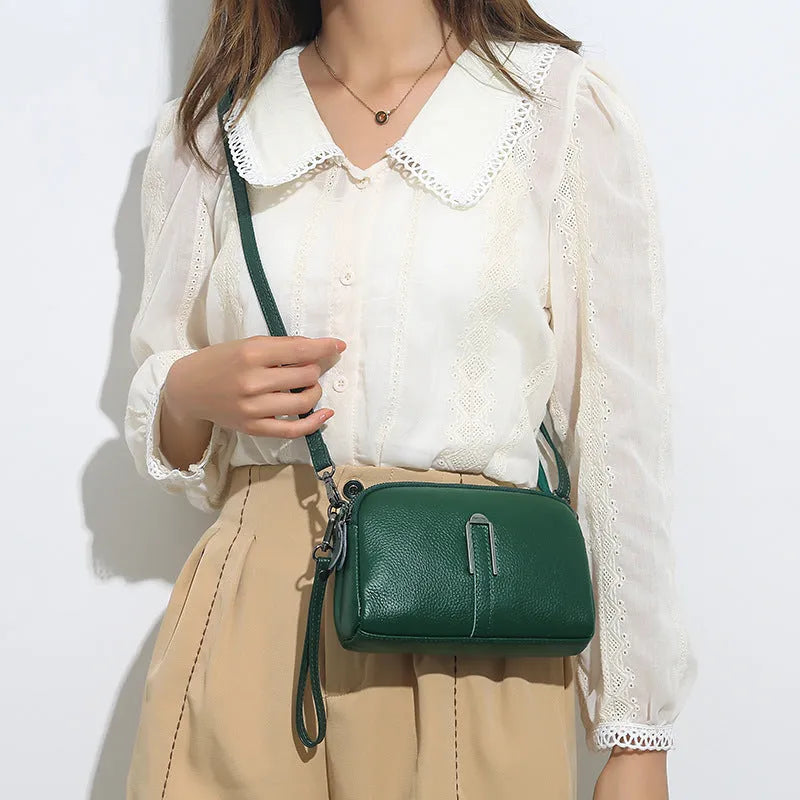 Women's genuine leather shoulder bag in horizontal square shape measuring 19x13x6cm